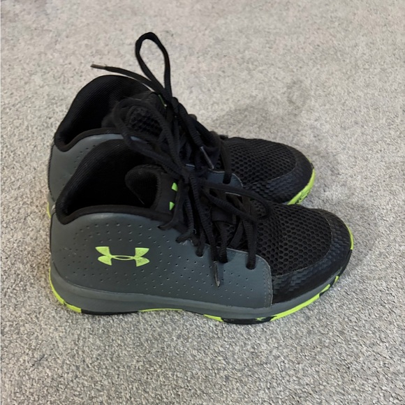 Under Armour boy’s basketball shoes - Picture 3 of 8